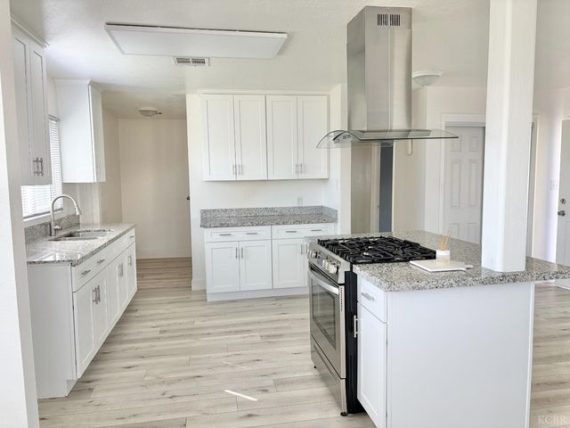 1913 Stratford Way, Hanford, CA 93230