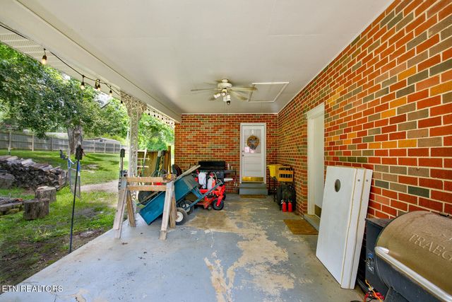 112 S Hummingbird Lane, Dickson, TN 37055