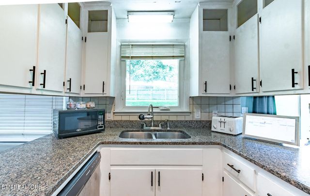 112 S Hummingbird Lane, Dickson, TN 37055