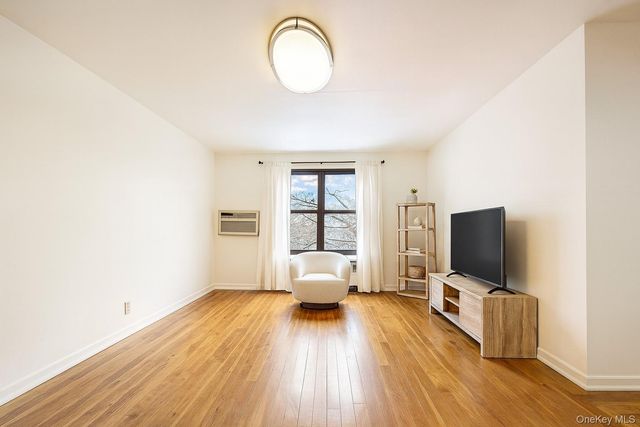 7 Terrace Circle 3D, Great Neck, NY 11021