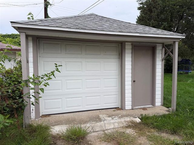 15645 Semrau Avenue, Eastpointe, MI 48021