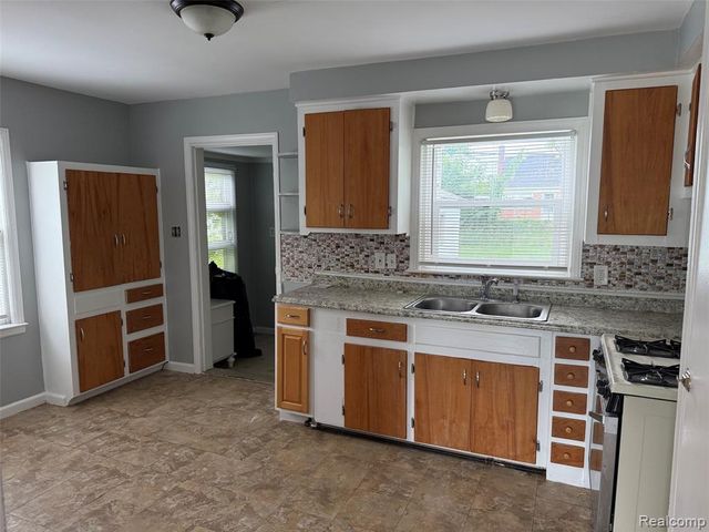 15645 Semrau Avenue, Eastpointe, MI 48021