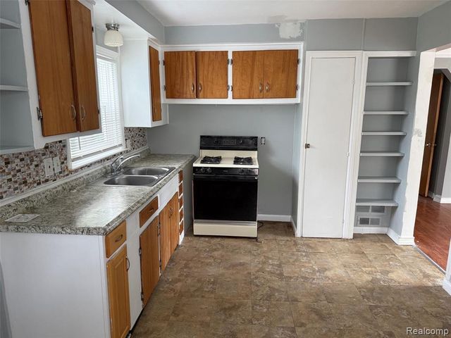 15645 Semrau Avenue, Eastpointe, MI 48021