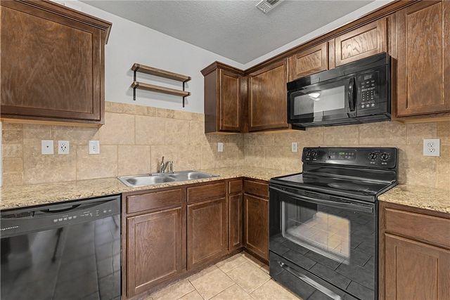 1208 W Berkeley Avenue, Rogers, AR 72758