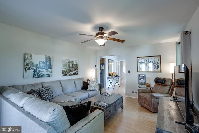2 WATERWHEEL CT, Columbus, NJ 08022