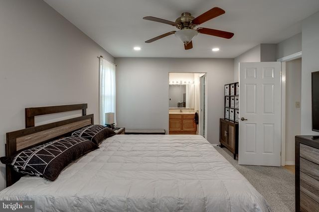 2 WATERWHEEL CT, Columbus, NJ 08022