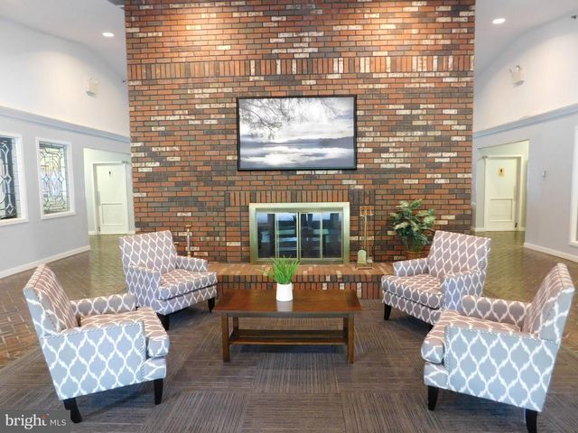 2 WATERWHEEL CT, Columbus, NJ 08022