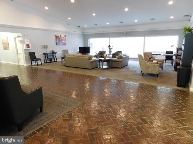 2 WATERWHEEL CT, Columbus, NJ 08022