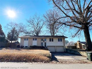 706 E Lucy Avenue, Sallisaw, OK 74955