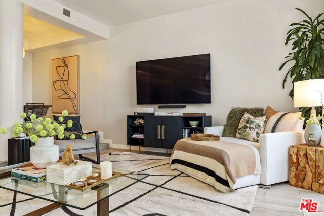 5848 W Olympic Boulevard 102, Los Angeles, CA 90036