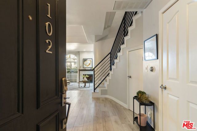 5848 W Olympic Boulevard 102, Los Angeles, CA 90036