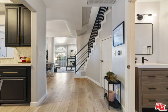 5848 W Olympic Boulevard 102, Los Angeles, CA 90036