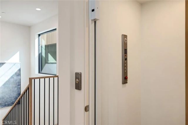 212 Manhattan Avenue, Manhattan Beach, CA 90266