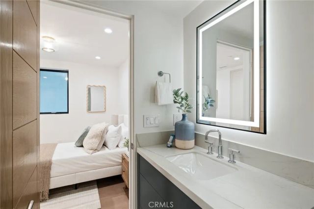 212 Manhattan Avenue, Manhattan Beach, CA 90266