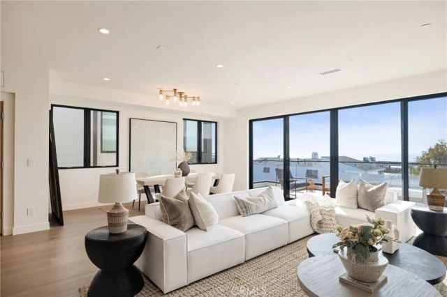 212 Manhattan Avenue, Manhattan Beach, CA 90266