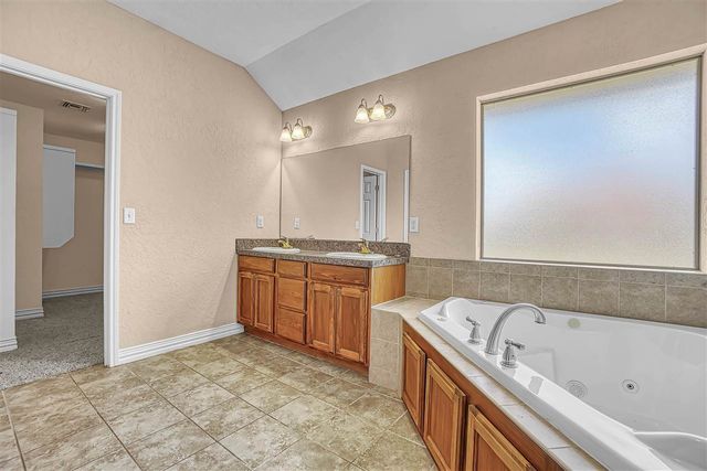 201 NW Cherry Ave, Cache, OK 73527