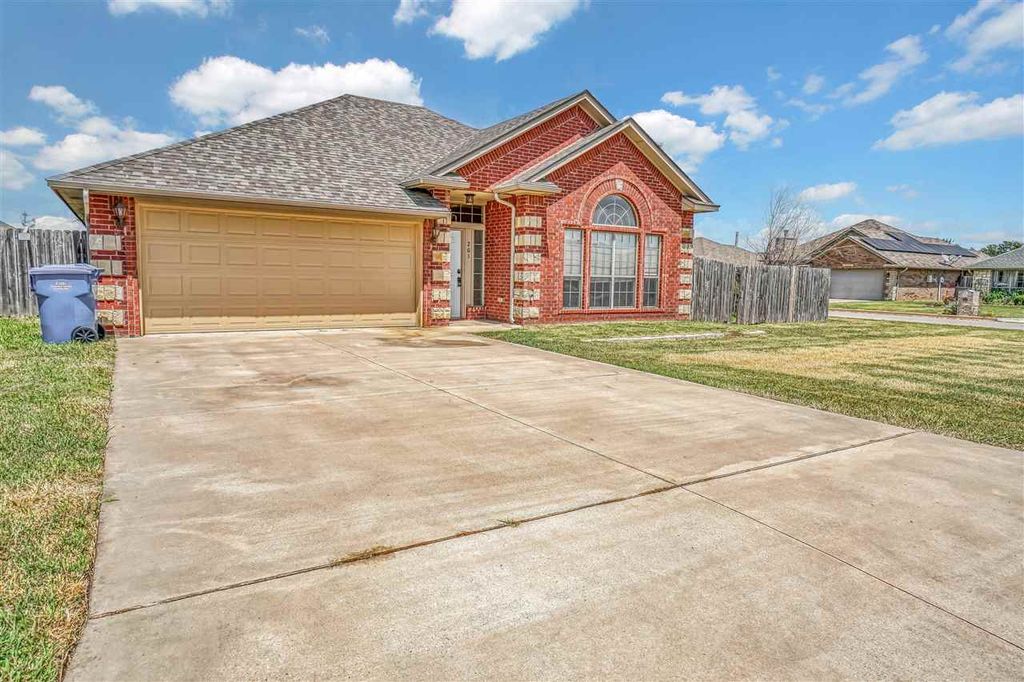 201 NW Cherry Ave, Cache, OK 73527