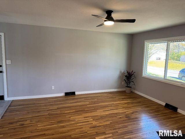 5821 N GRACELAND Drive, Peoria, IL 61614