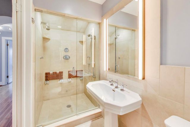 2041 W FARWELL Avenue 2E, Chicago, IL 60645