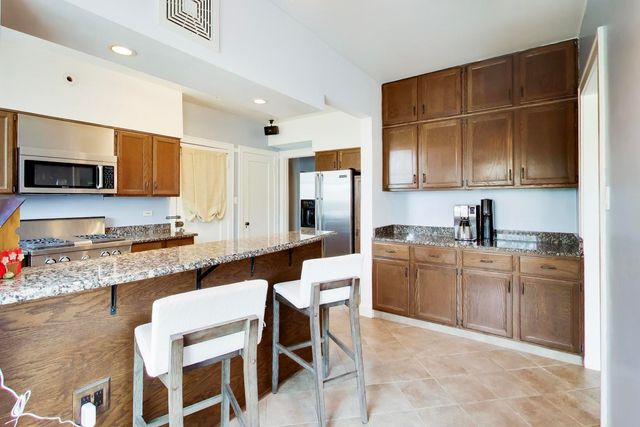 2041 W FARWELL Avenue 2E, Chicago, IL 60645