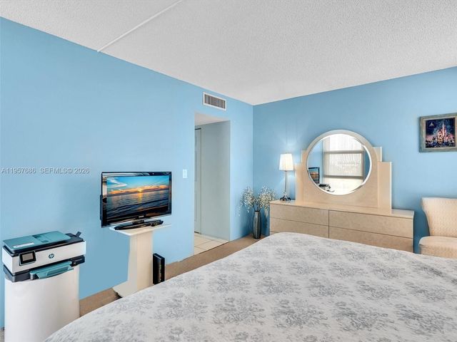 3675 N Country Club Dr 609, Aventura, FL 33180