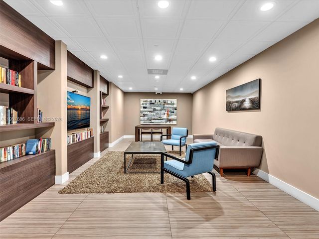 3675 N Country Club Dr 609, Aventura, FL 33180