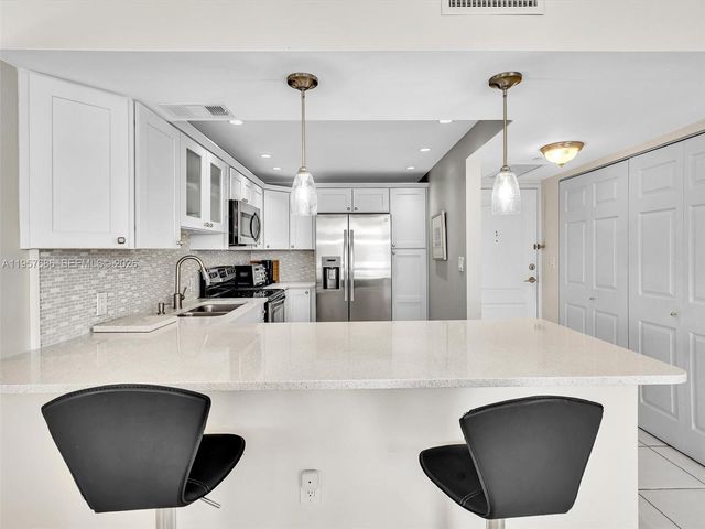 3675 N Country Club Dr 609, Aventura, FL 33180