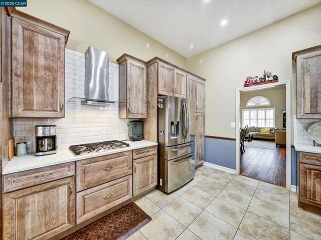913 Cedar Brook Ln, Vacaville, CA 95687