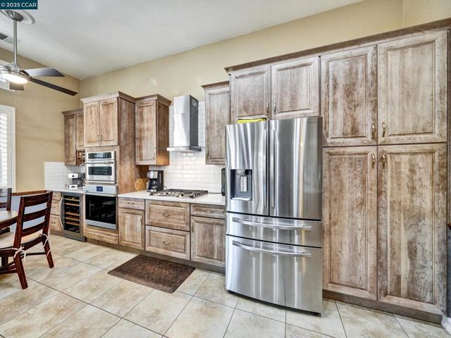 913 Cedar Brook Ln, Vacaville, CA 95687