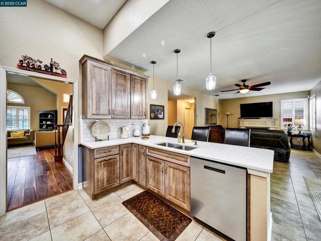 913 Cedar Brook Ln, Vacaville, CA 95687