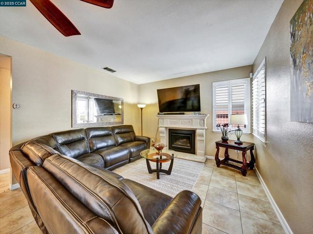 913 Cedar Brook Ln, Vacaville, CA 95687