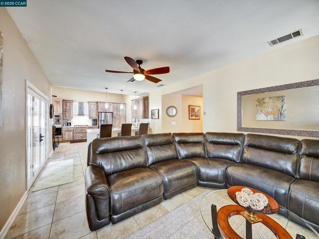 913 Cedar Brook Ln, Vacaville, CA 95687