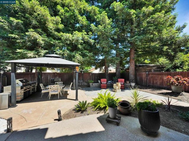 913 Cedar Brook Ln, Vacaville, CA 95687