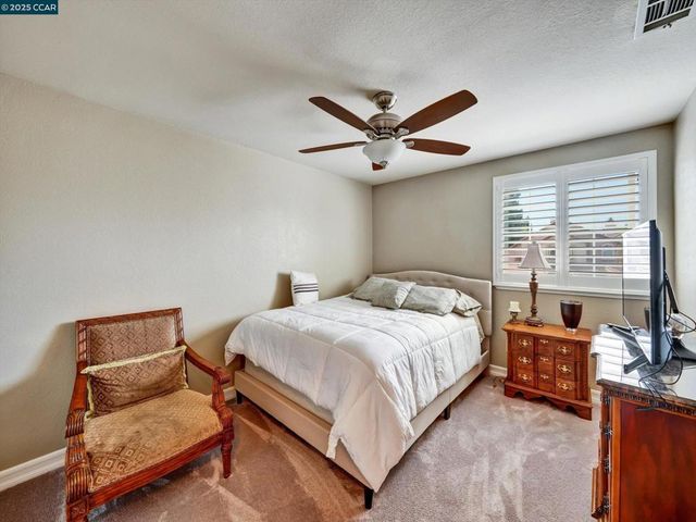 913 Cedar Brook Ln, Vacaville, CA 95687