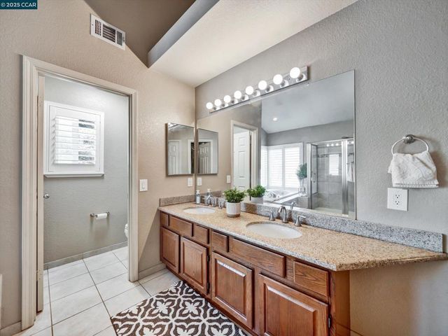 913 Cedar Brook Ln, Vacaville, CA 95687