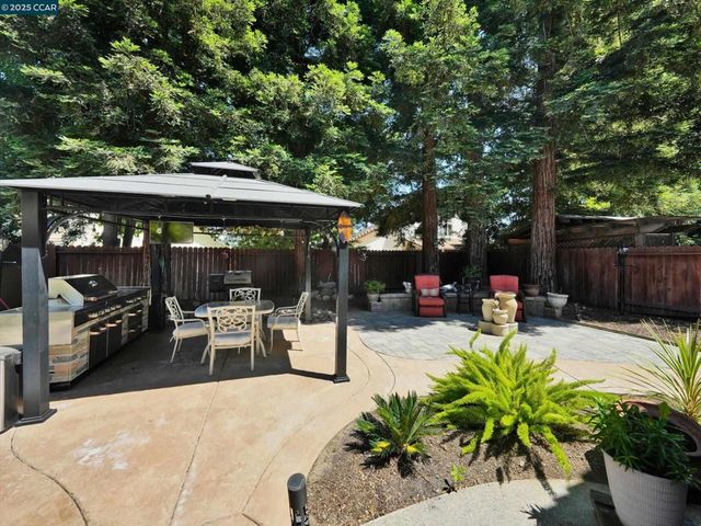 913 Cedar Brook Ln, Vacaville, CA 95687