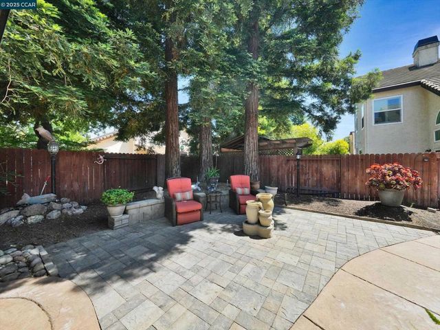 913 Cedar Brook Ln, Vacaville, CA 95687