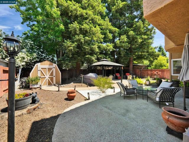 913 Cedar Brook Ln, Vacaville, CA 95687