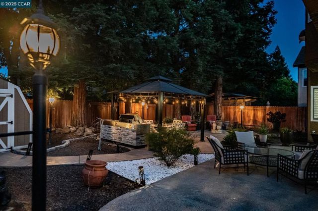 913 Cedar Brook Ln, Vacaville, CA 95687