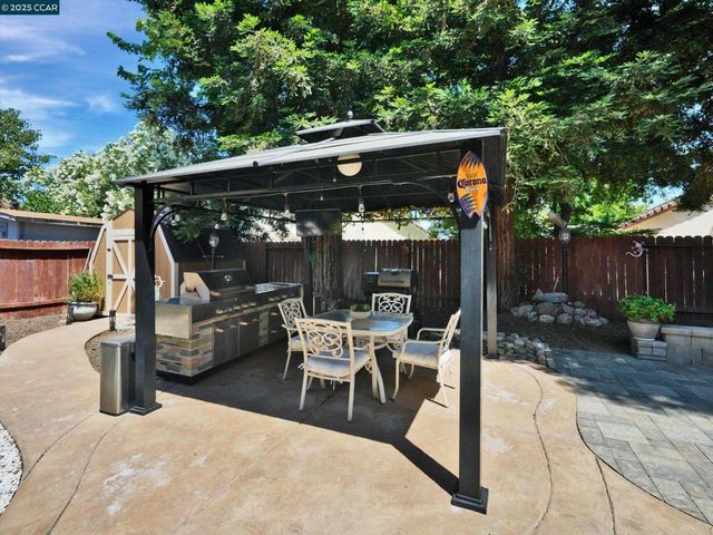 913 Cedar Brook Ln, Vacaville, CA 95687