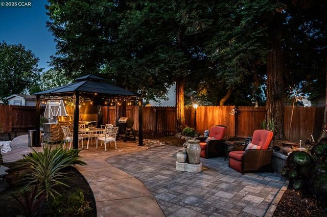 913 Cedar Brook Ln, Vacaville, CA 95687