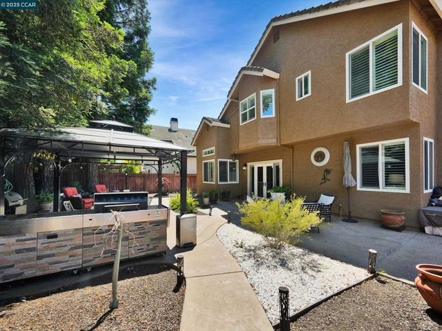 913 Cedar Brook Ln, Vacaville, CA 95687