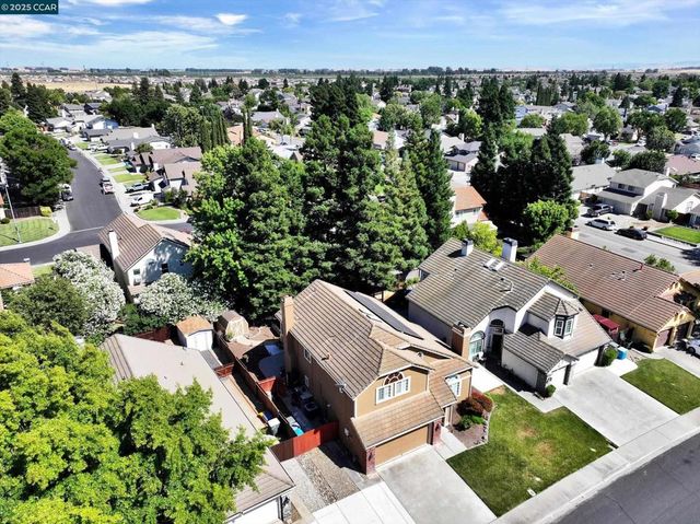 913 Cedar Brook Ln, Vacaville, CA 95687