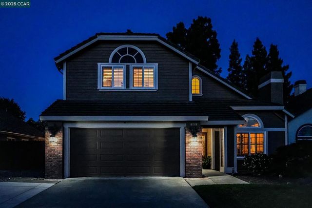 913 Cedar Brook Ln, Vacaville, CA 95687