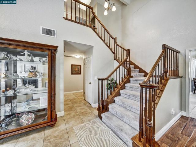 913 Cedar Brook Ln, Vacaville, CA 95687