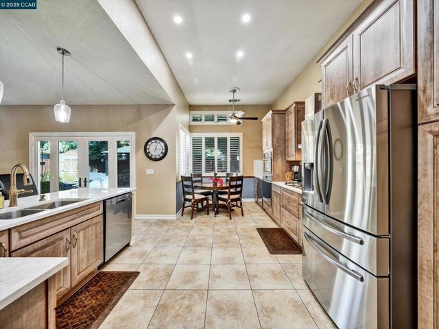 913 Cedar Brook Ln, Vacaville, CA 95687
