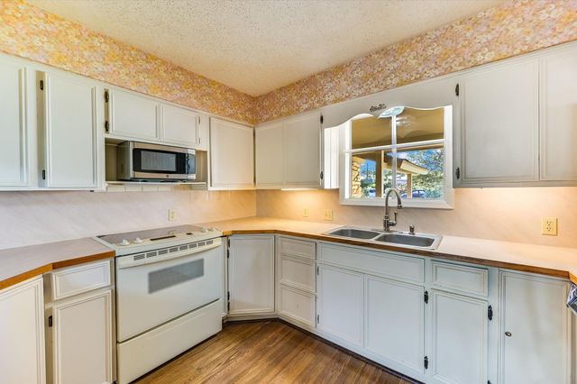 1984 Hilltop DR, Wimberley, TX 78676