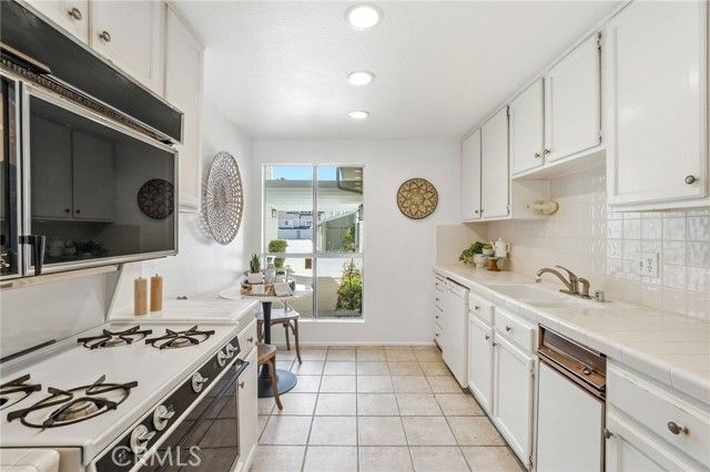 18130 Andrea Circle 4, Northridge (los Angeles), CA 91325