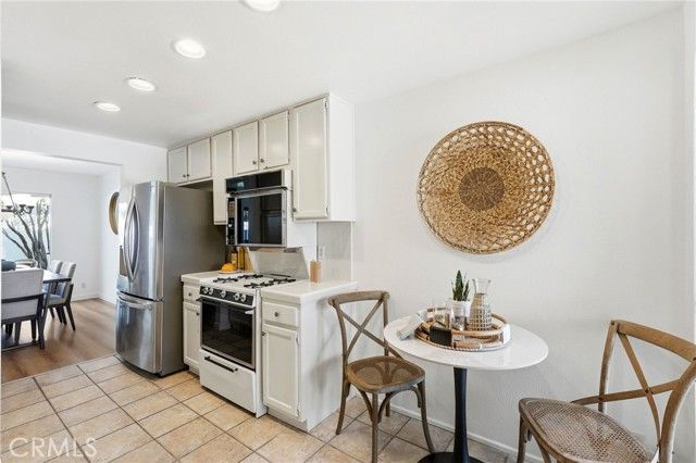 18130 Andrea Circle 4, Northridge (los Angeles), CA 91325