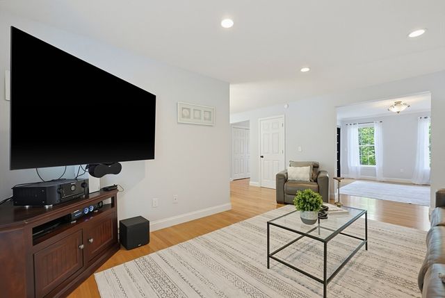 7 Stanley Cir, Mansfield, MA 02048